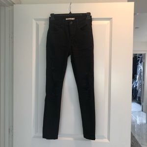 Levi’s 721 High Rise Skinny in Distressed Black